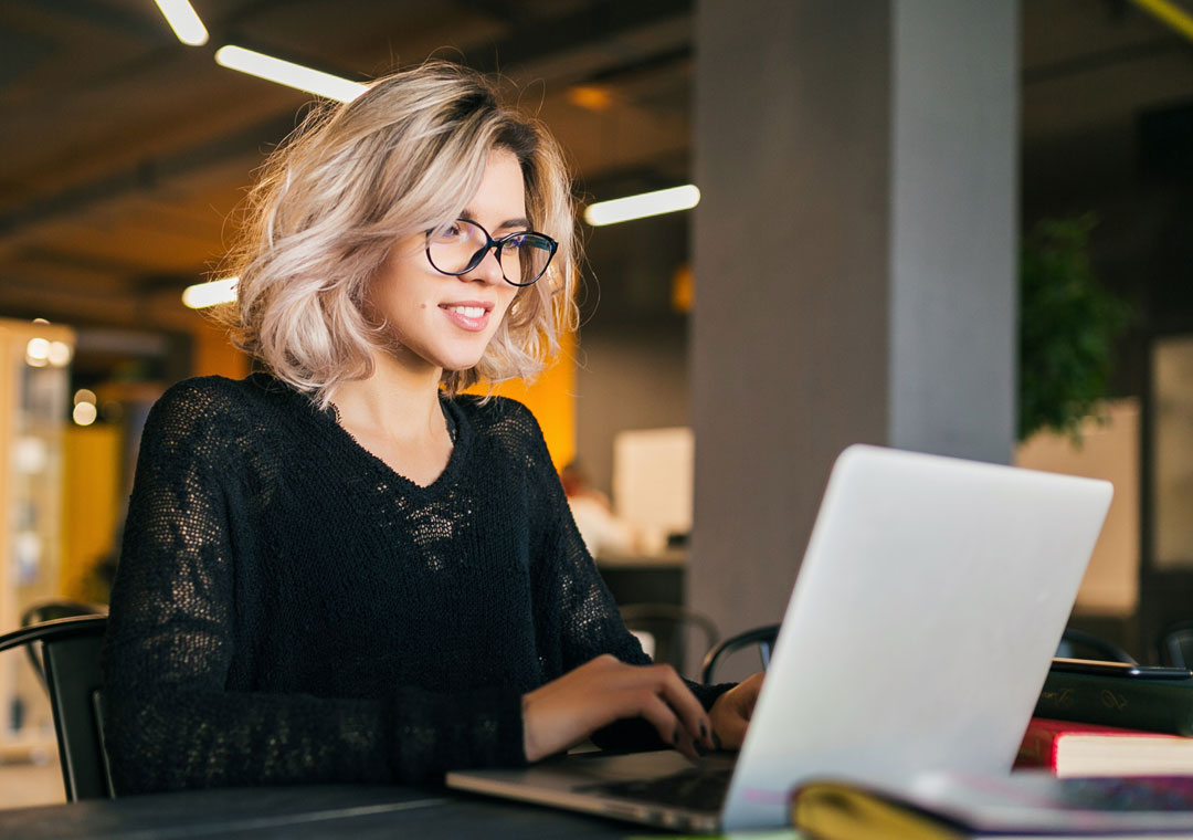 live chat support agent in call center assisting customer with laptop