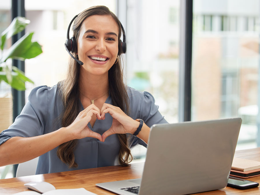 call quality monitoring cx agent contact center heart gesture showing empathy
