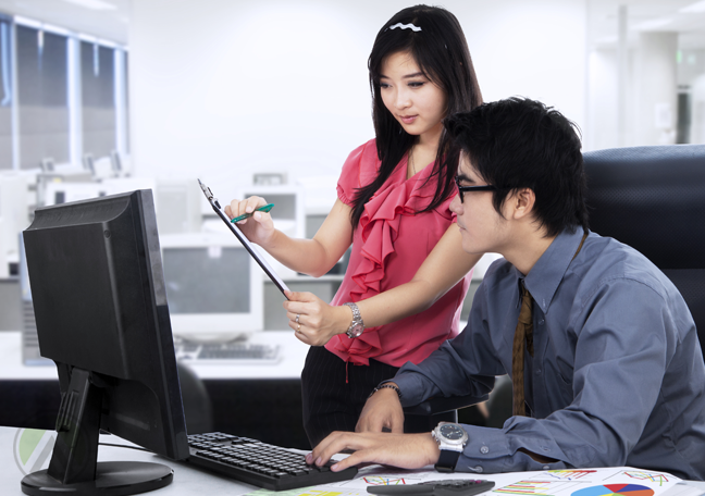 millennial-employee-young-boss-discussing-document-on-clip-board