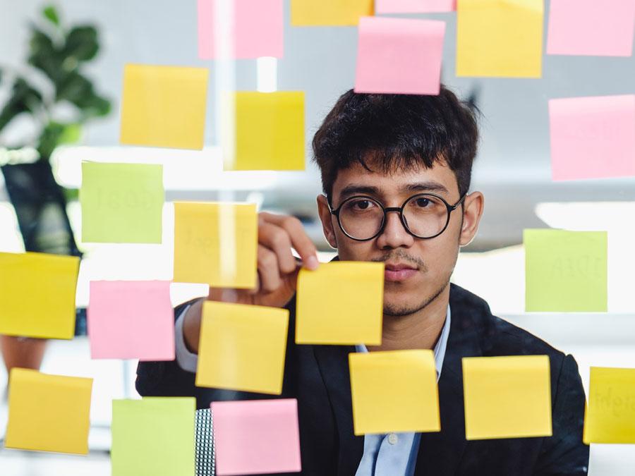 call center manager reading data from post it notes