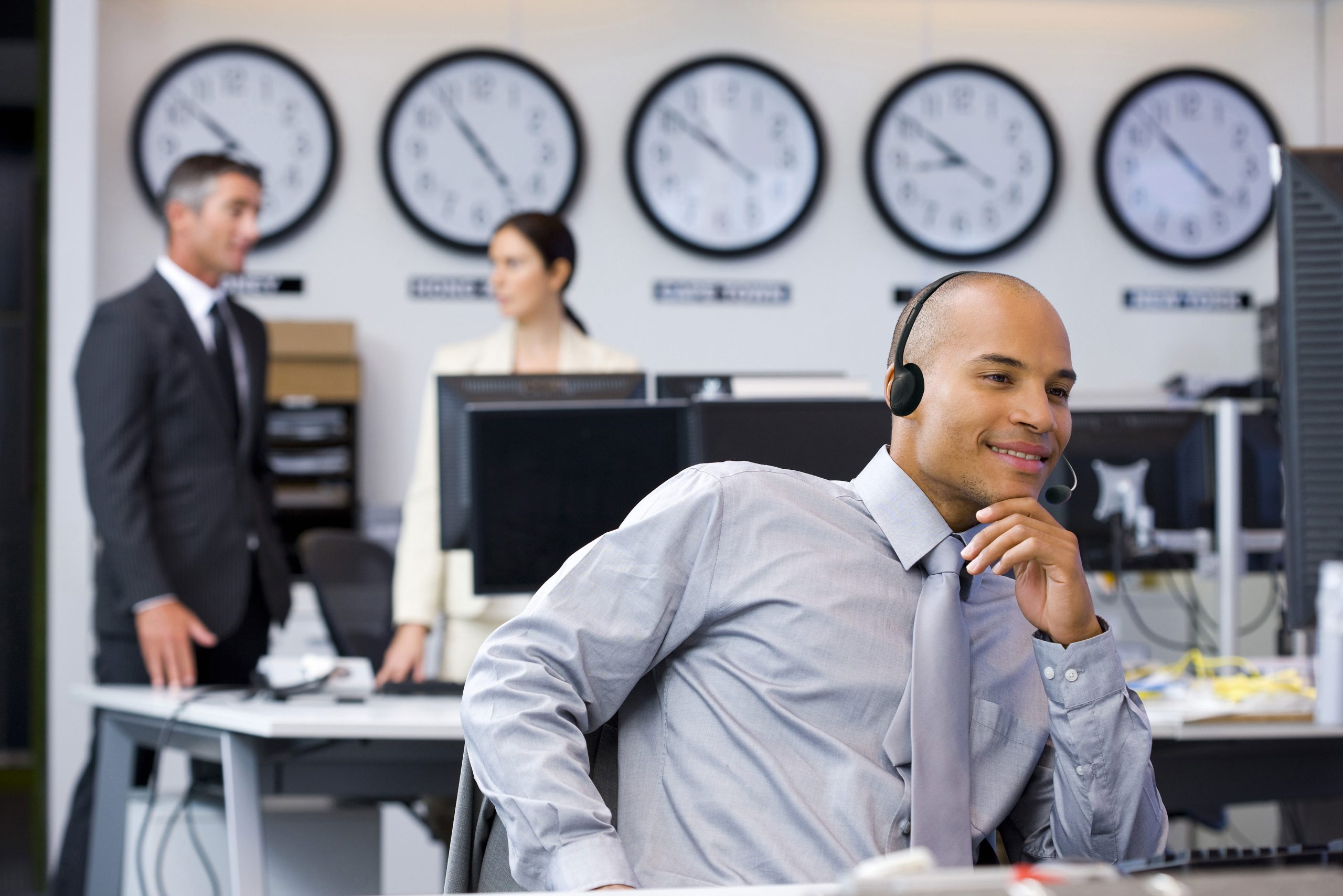 24/7 multilingual call center CX agents in contact center world clocks in bg