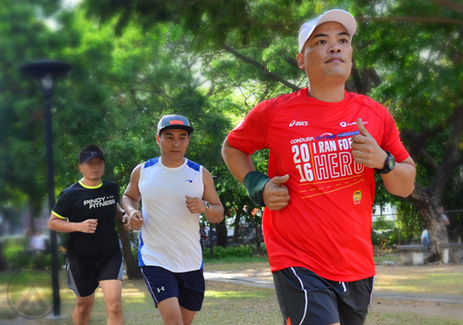 nyc marathoners running in park