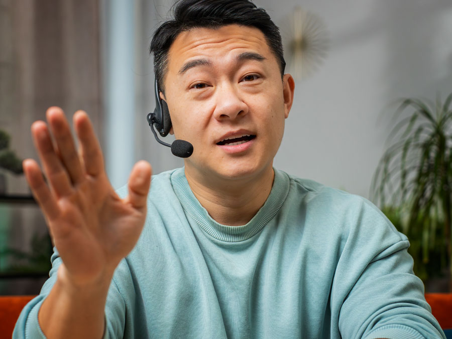 High Performing Customer Support Agents depiction customer experience contact center rep speaking