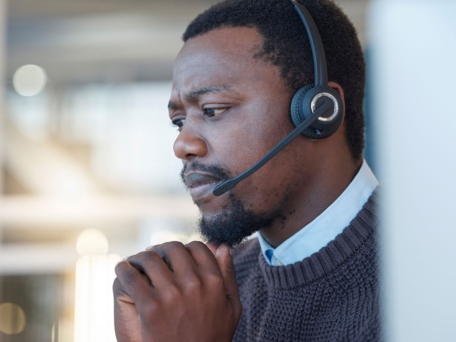 Worried CX agent unaware of how to ask the right questions in a call center