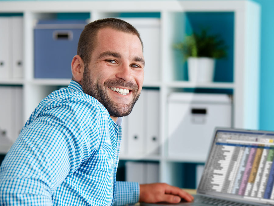 great customer service emails depiction smiling CX agent on laptop