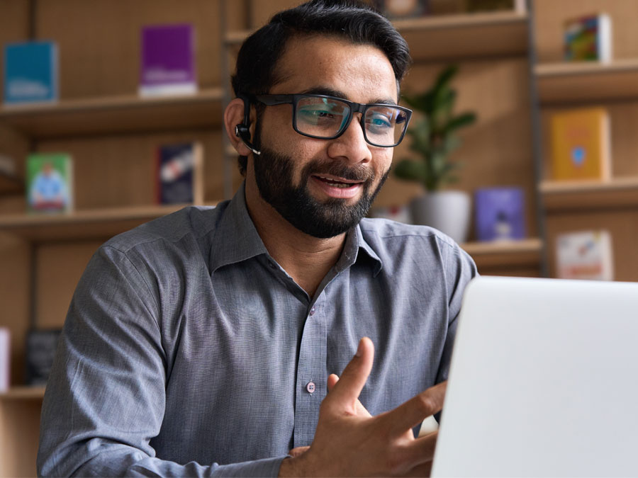 customer engagement agent in call center speaking to consumer