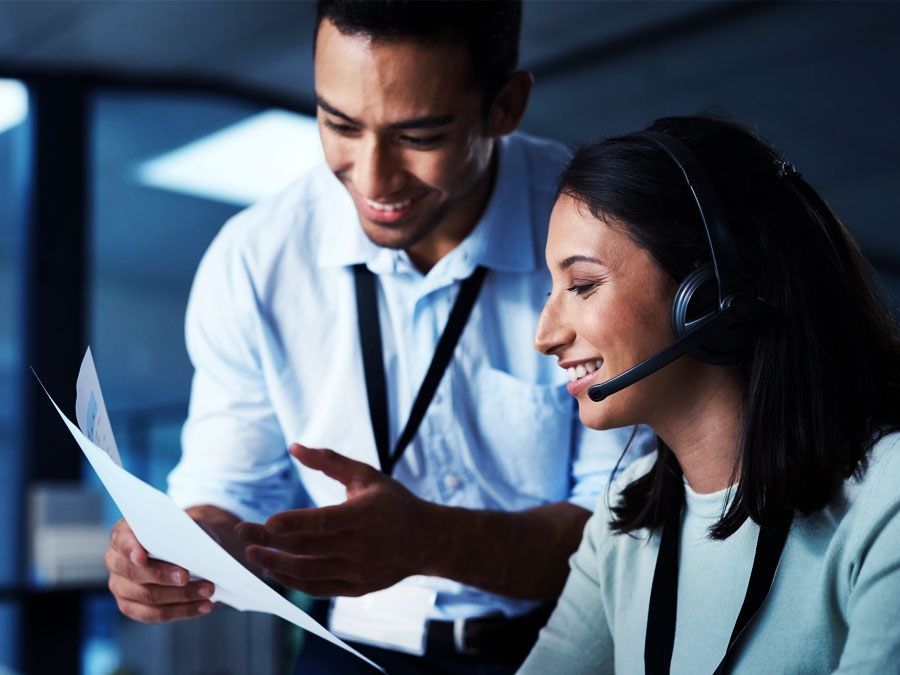 customer support team leader assisting call center agent