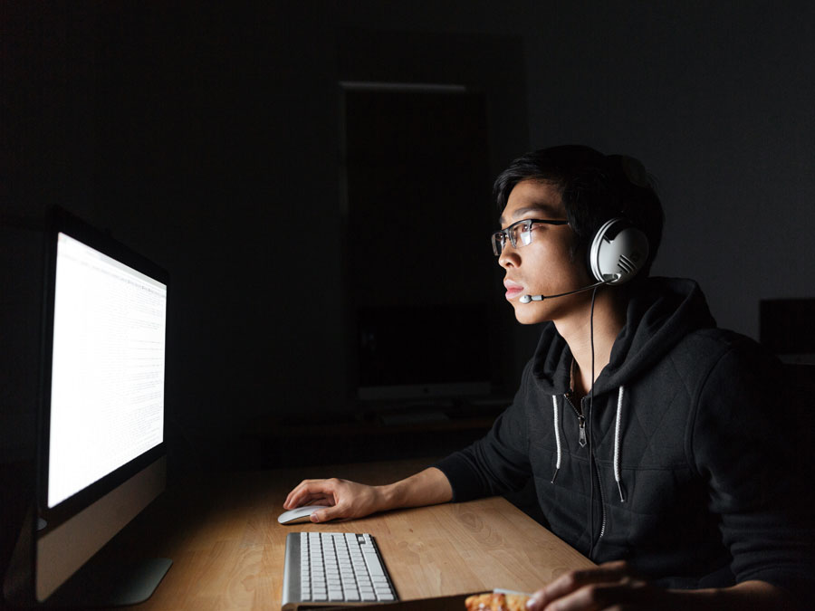 multichannel agent assisting customers on desktop computer