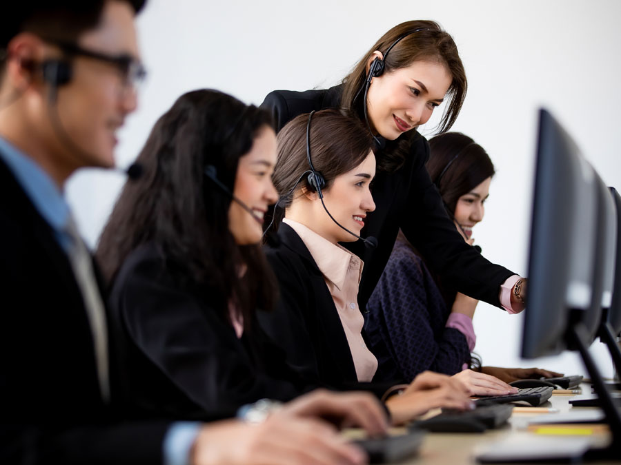 outsourcing call center team leader assisting customer support agent