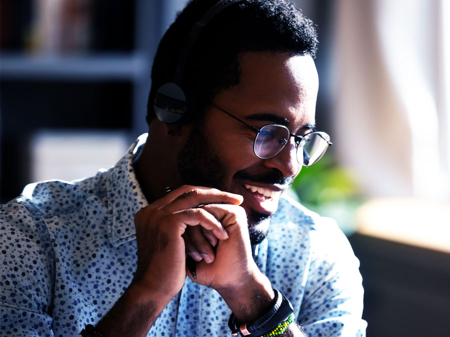 smart customer support agent speaking to customer on the phone