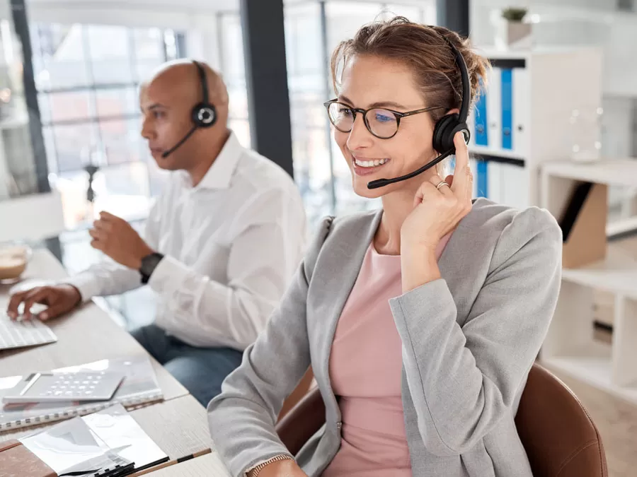customer attrition retention team assisting customers in call center