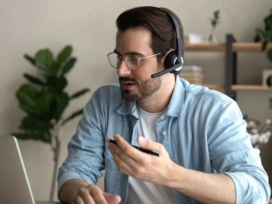 customer service tip call center agent talking to customer on the phone