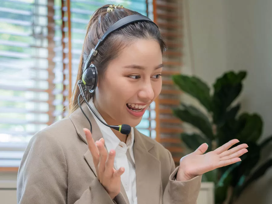 customer service tone of voice depiction agent speaking to customer over the phone